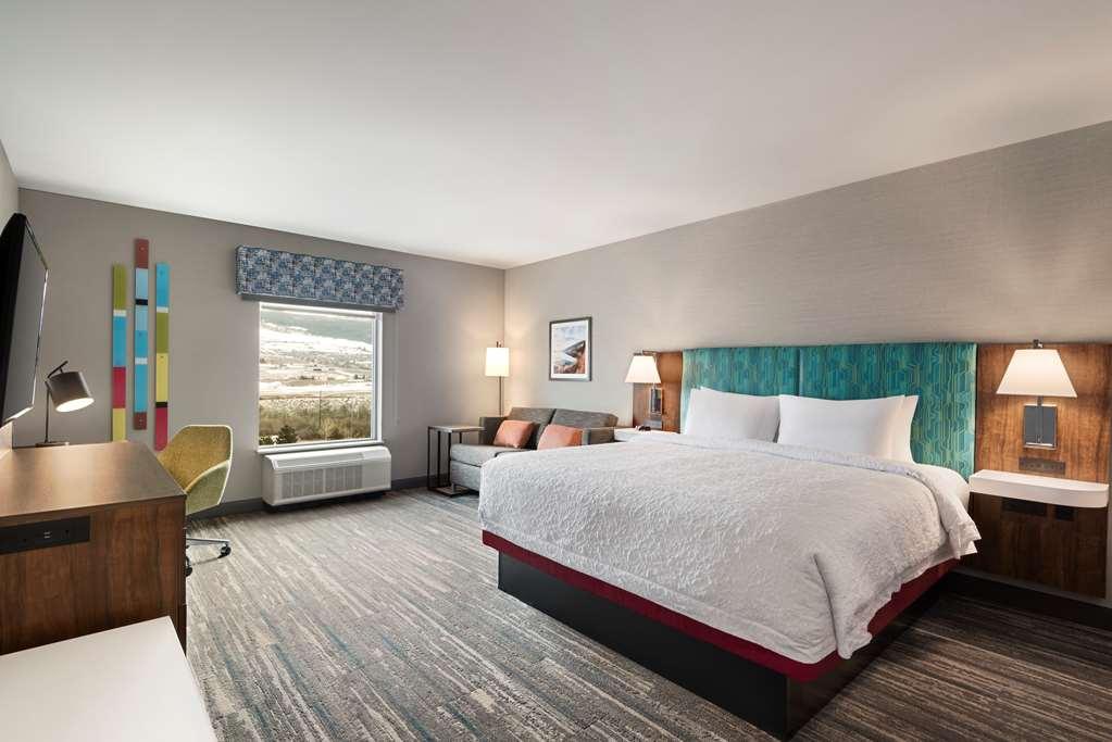 Hampton Inn & Suites Kelowna, British Columbia, Canada Room photo