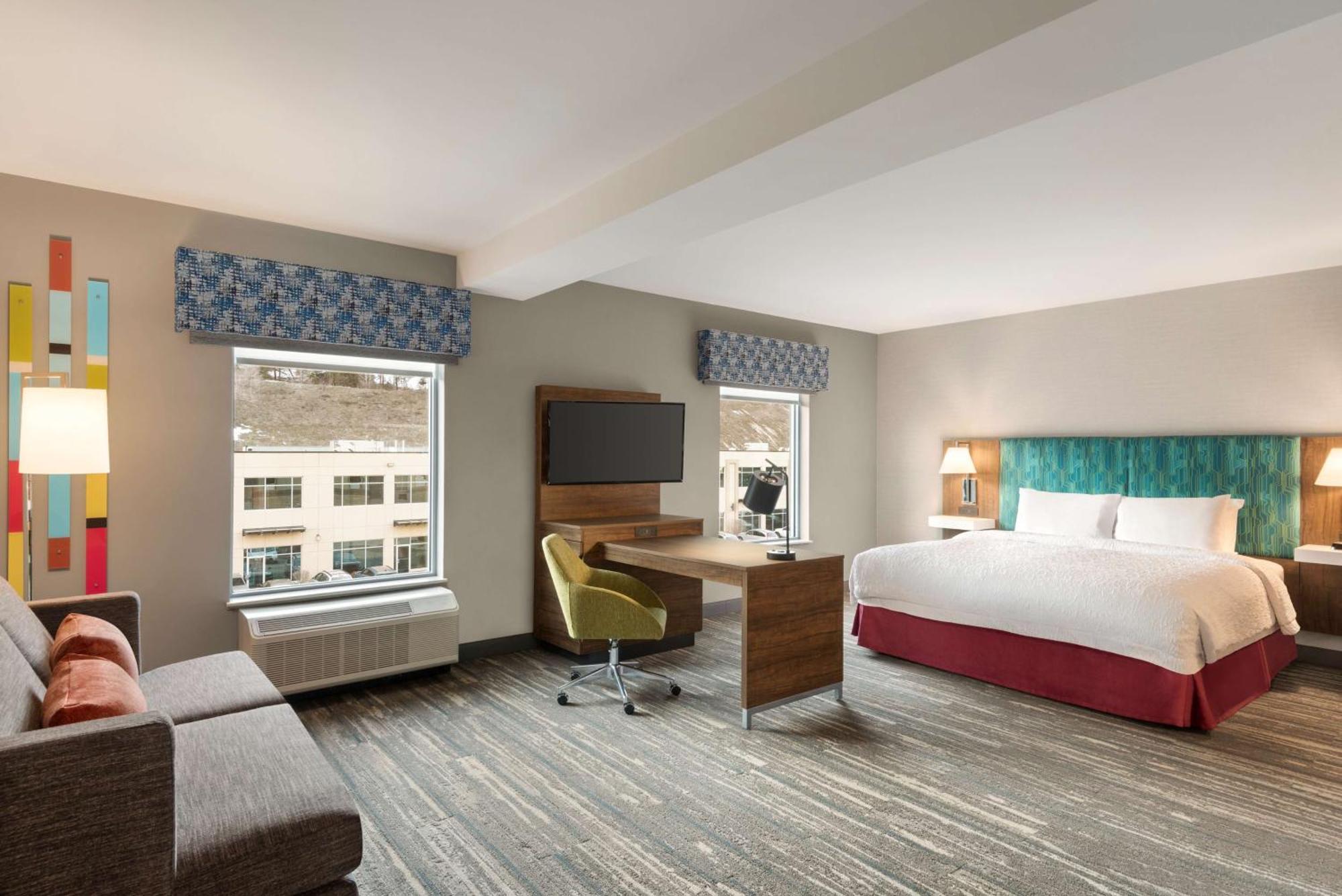 Hampton Inn & Suites Kelowna, British Columbia, Canada Exterior photo